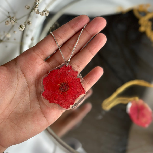 
Symbol of remembrance and gentle release, the poppy in this pendant is a breath of peace-a tribute to what once was, and the beauty of letting go.